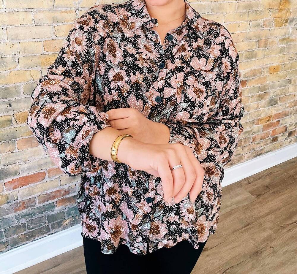 NEW GILLI sky collared button down in multicolored floral